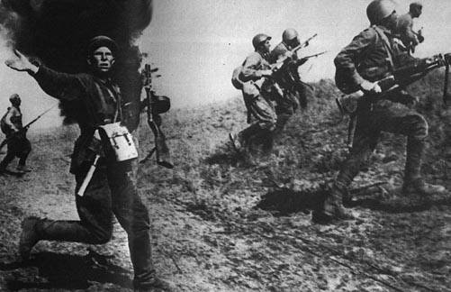 Ведут нападение. Советские солдаты бегут в атаку. Солдат в атаке. Боец в атаке. Командир поднимает в атаку.
